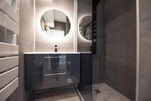 een badkamer met een wastafel en een spiegel bij MBM - TERRAGE in Parijs