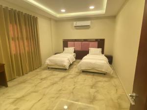 A bed or beds in a room at شقق القارات السبع الاحساء