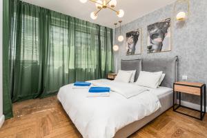 Кровать или кровати в номере Apartament Moniuszki by Your Freedom