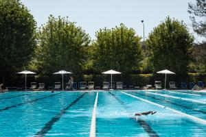 a person swimming in a swimming pool at Living Place Hotel in Villanova
