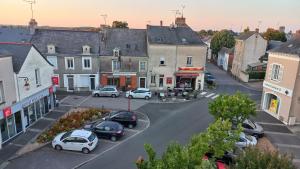 a street in a small town with cars parked at agréable duplex Candé centre ville 4/6 places in Candé