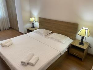 een slaapkamer met een groot bed en 2 handdoeken bij Byuzand Yerevan Apartment in Jerevan