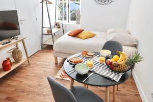 una sala de estar con una mesa con fruta. en Napoléon Gare 5 STUDIO 1er Etage ByLocly, en Pontivy