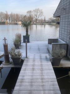 Foto da galeria de Aangenaam op de Rijn, woonboot, inclusief privé sauna em Alphen aan den Rijn