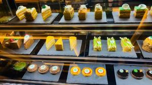 a display case filled with lots of different types of desserts at مبيت التحلية للأجنحة الفندقية in Jeddah
