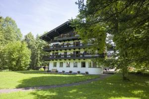 een gebouw met balkons erop in een park bij Haus Auerbach in Oberaudorf