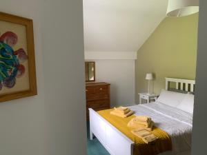 1 dormitorio con 1 cama con toallas en Penny End, Mosser - Western Lakes and great walks, en Cockermouth