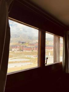 uma vista de uma cidade de uma janela em Maison 21 Cervinia cir n 0468 em Breuil-Cervinia mais 28 fotografias