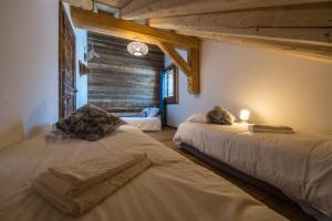 Un pat sau paturi într-o cameră la ODYSSEE A201 Vaste appartement en vieux bois sur les pistes, vue panoramique