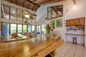 - une grande cuisine avec une table en bois dans l'établissement Casa Sueca Hotel - At the Beach, à Tamarindo