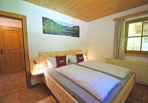 een slaapkamer met een bed, een bureau en een raam bij Alpboden in Auffach