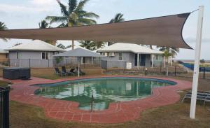 una piscina con dosel en un patio en Sea View Villa. 2 bedroom. Sleeps 4. Free WIFI, en Victoria Park