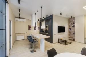 Televízia a/alebo spoločenská miestnosť v ubytovaní Sea Symphony Design Apartment