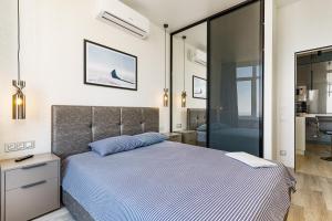 Posteľ alebo postele v izbe v ubytovaní Sea Symphony Design Apartment