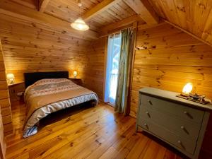 Tempat tidur dalam kamar di Chalet Des Feignes
