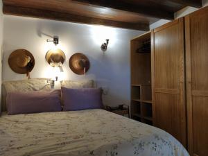 GarafíaにあるCasa Eremiaのベッドルーム1室(ベッド1台付)、木製キャビネットが備わります。
