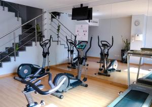 einen Fitnessraum mit Laufbändern und Crosstrainern in der Unterkunft Hotel Internacional La Triada in Bucaramanga