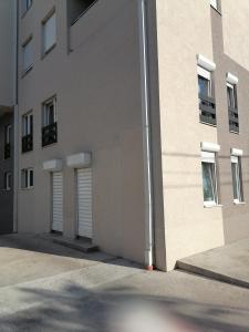 un edificio con dos puertas de garaje a un lado en Dreams Apartments, en Niš