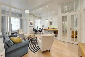 塞格德Romantic riverview Bestern的客厅以及带沙发和椅子的厨房。