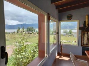 um quarto com uma janela com vista para um campo em Lo de Ely em Tafí del Valle