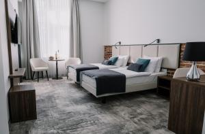 1 dormitorio con 1 cama grande y 1 mesa en DReAM Boutique Residence, en Cracovia