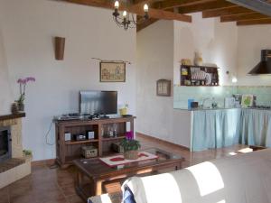 un soggiorno con divano e TV di Casa Samuel a Granadilla de Abona