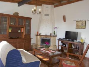 ein Wohnzimmer mit einem Sofa und einem Kamin in der Unterkunft Casa Samuel in Granadilla de Abona