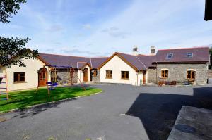 une maison avec une aire de jeux en face dans l'établissement Blaengader Cottages DINAS, à Aberystwyth