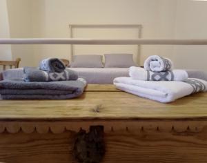 two beds with towels on top of a wooden table at Alojamiento Rural El Ojuelo in El Ojuelo +27 photos