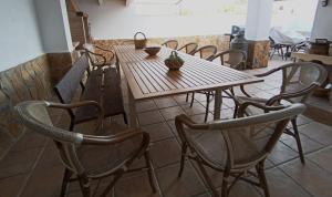 a wooden table and chairs in a room at Alojamiento Rural El Ojuelo in El Ojuelo