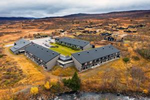 una vista aerea di un grande edificio in un campo di Stor barnevennlig leilighet a Hovden