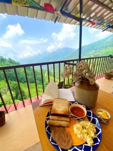 Moksham Himalayan Campsite Pangot的阳台或露台