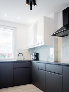 Kuchyňa alebo kuchynka v ubytovaní Apartament z widokiem, 10min od morza