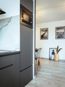 Kuchyňa alebo kuchynka v ubytovaní Apartament z widokiem, 10min od morza