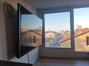een groot raam met uitzicht op de stad bij T2 Belle vue renové centre ville in Valence