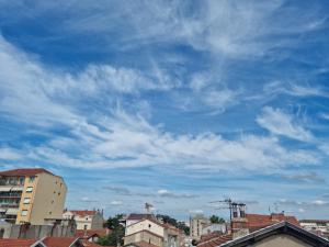 um céu azul com nuvens numa cidade em T2 Belle vue renové centre ville em Valence