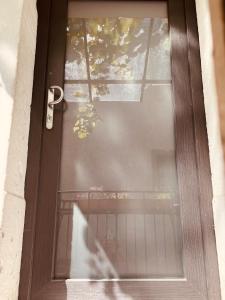 a door with a window with a plant in it at Appartement 44 in Burrweiler