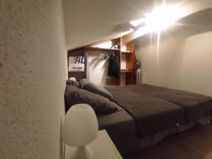 een slaapkamer met een bed en een witte stoel bij T2 Belle vue renové centre ville in Valence