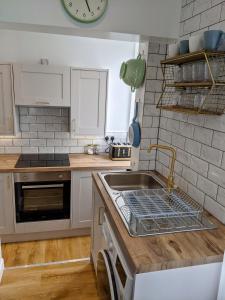 Кухня или мини-кухня в Spacious contemporary apartment
