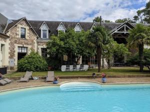 Swimming pool sa o malapit sa Château de Brissac