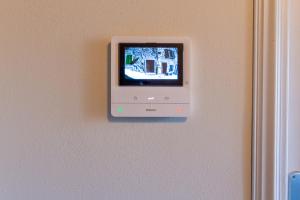una pequeña TV en una pared en una pared en Alla Rocca del Lago, en Passignano sul Trasimeno
