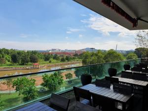 einen Balkon mit einem Tisch und Stühlen sowie Aussicht in der Unterkunft Riverfront Boutique Hotel in Malakka