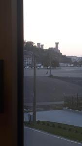 een uitzicht op een parkeerplaats met een straatlicht bij ...per il Sirio in Ivrea
