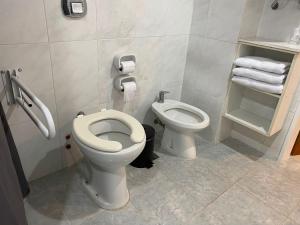 La salle de bains est pourvue de toilettes, d'un bidet et de serviettes. dans l'établissement Studio Estrada 2 Escobar, à Belén de Escobar