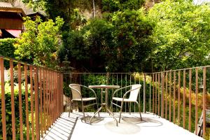 a patio with a table and chairs on a fence at Mainviertelhof in Würzburg