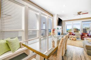 a living room with windows with blinds at Driftwood Pearl in Lincoln City