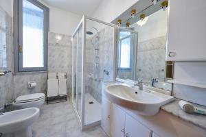 ein weißes Badezimmer mit Waschbecken und Toilette in der Unterkunft 8cento al Valentino in Turin + 15 Fotos