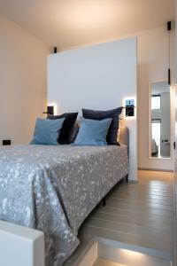 Un pat sau paturi într-o cameră la Papaya Lances Studios