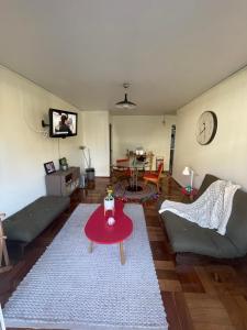 una sala de estar con un sofá y una mesa en Roommate viña, en Viña del Mar