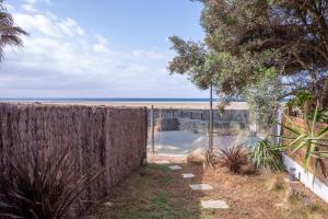 een hek met uitzicht op het strand bij Papaya Lances Studios in Tarifa